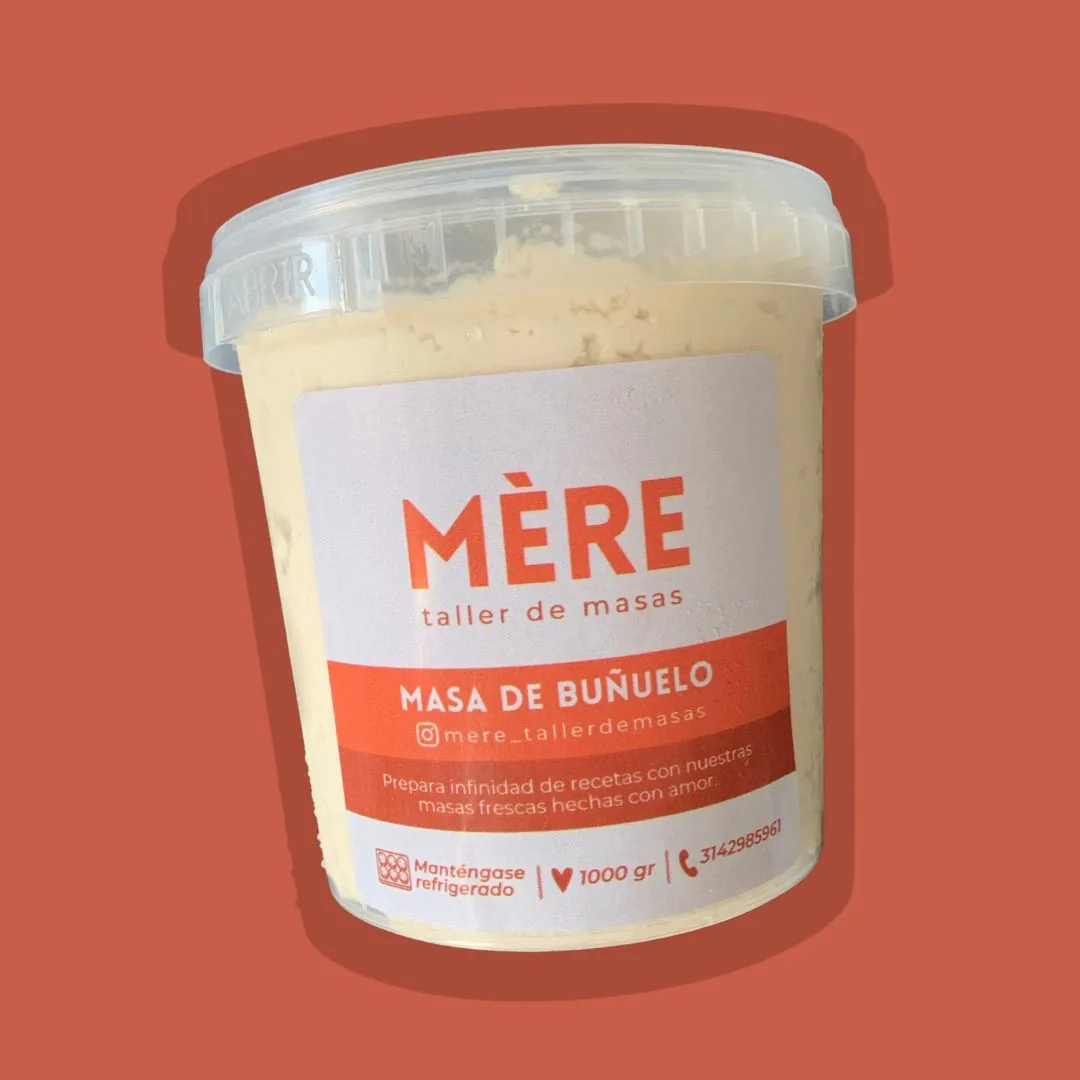 Buñuelos dorados recién fritos hechos con masa de Mère